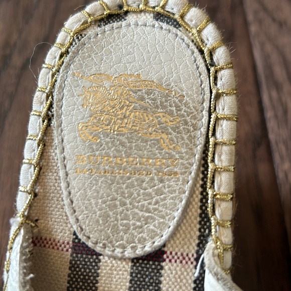 Adorable Wedge Thong Burberry Leather Shoes Sz 39 - Picture 2 of 6